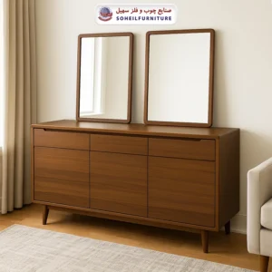 میز کنسول مدرن چوبی با سه کشو و سه کمد، دارای دو آینه مستطیلی در بالای آن، با پایه‌های اریب ساده، در یک فضای نشیمن خانه با طراحی گرم و طبیع