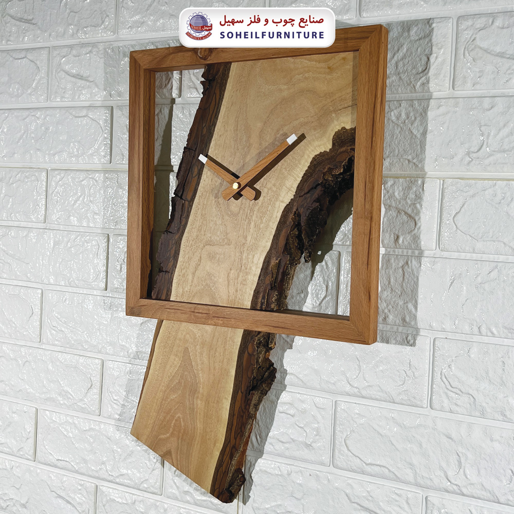 ساعت دیواری چوبی مربع با زمینه چوب طبیعی و استایل روستیک عمودی