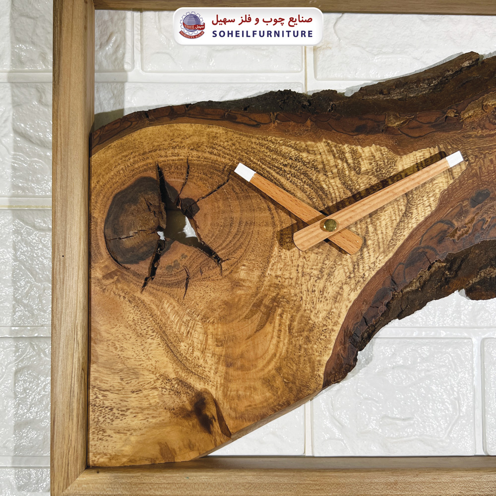 ساعت دیواری چوبی مربع با زمینه چوب طبیعی و استایل روستیک