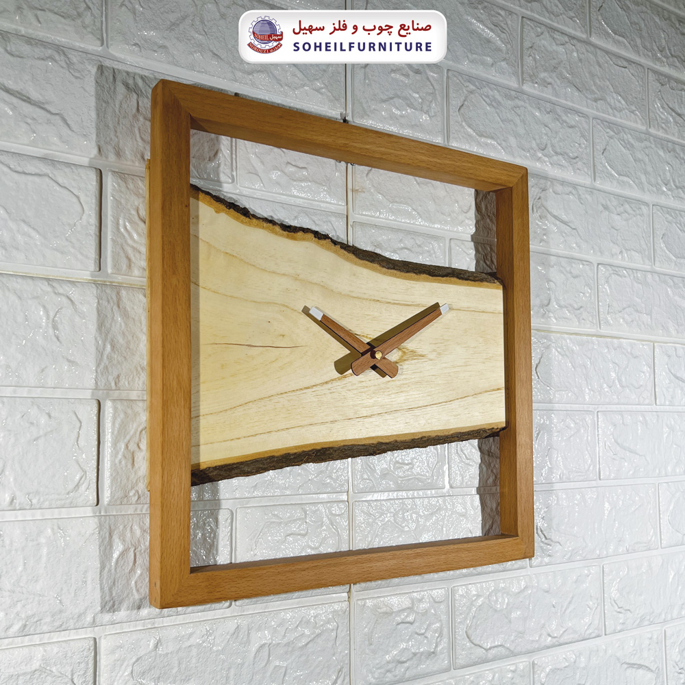 ساعت دیواری چوبی مربع با زمینه چوب طبیعی و استایل روستیک